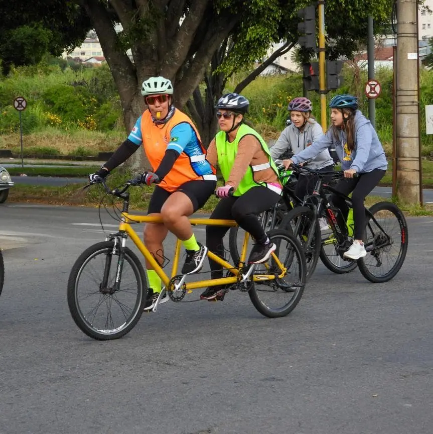 Mais de 200 ciclistas participam de pedal inclusivo; 23 com deficiência visual