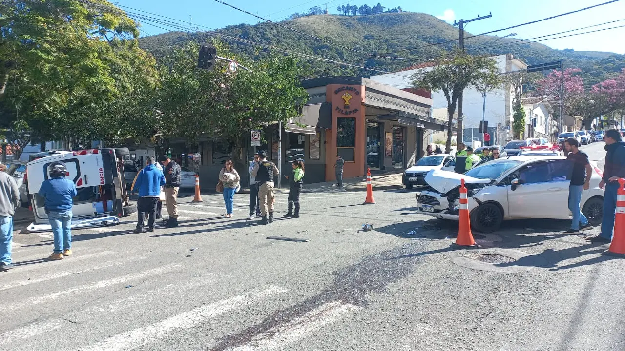 Ambulância tomba após colisão no centro de Poços de Caldas