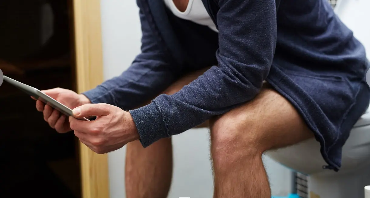 Uso de celular no banheiro! Médicos dizem que faz mal à saúde