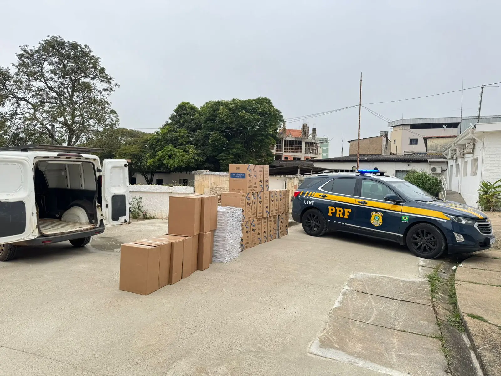 PRF apreende 40 mil maços de cigarros paraguaios no sul de Minas