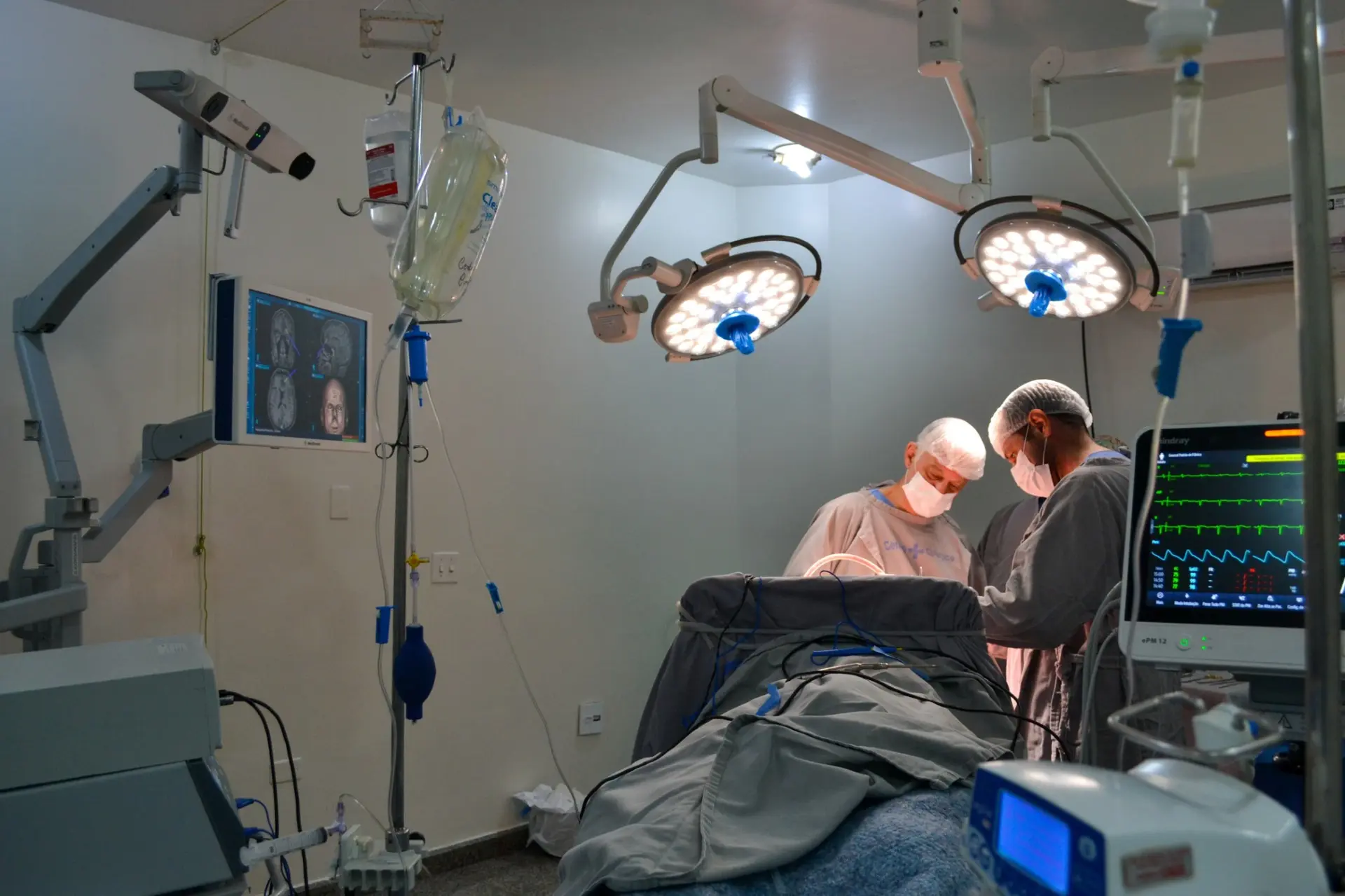 Cirurgia cerebral de alta complexidade é realizada com sucesso na Santa Casa de Poços