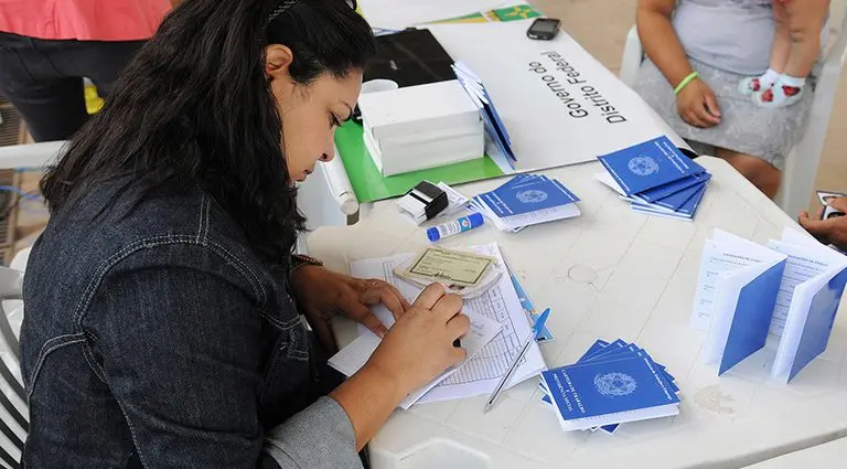 Desemprego recua em maio e registro com carteira assinada bate recorde