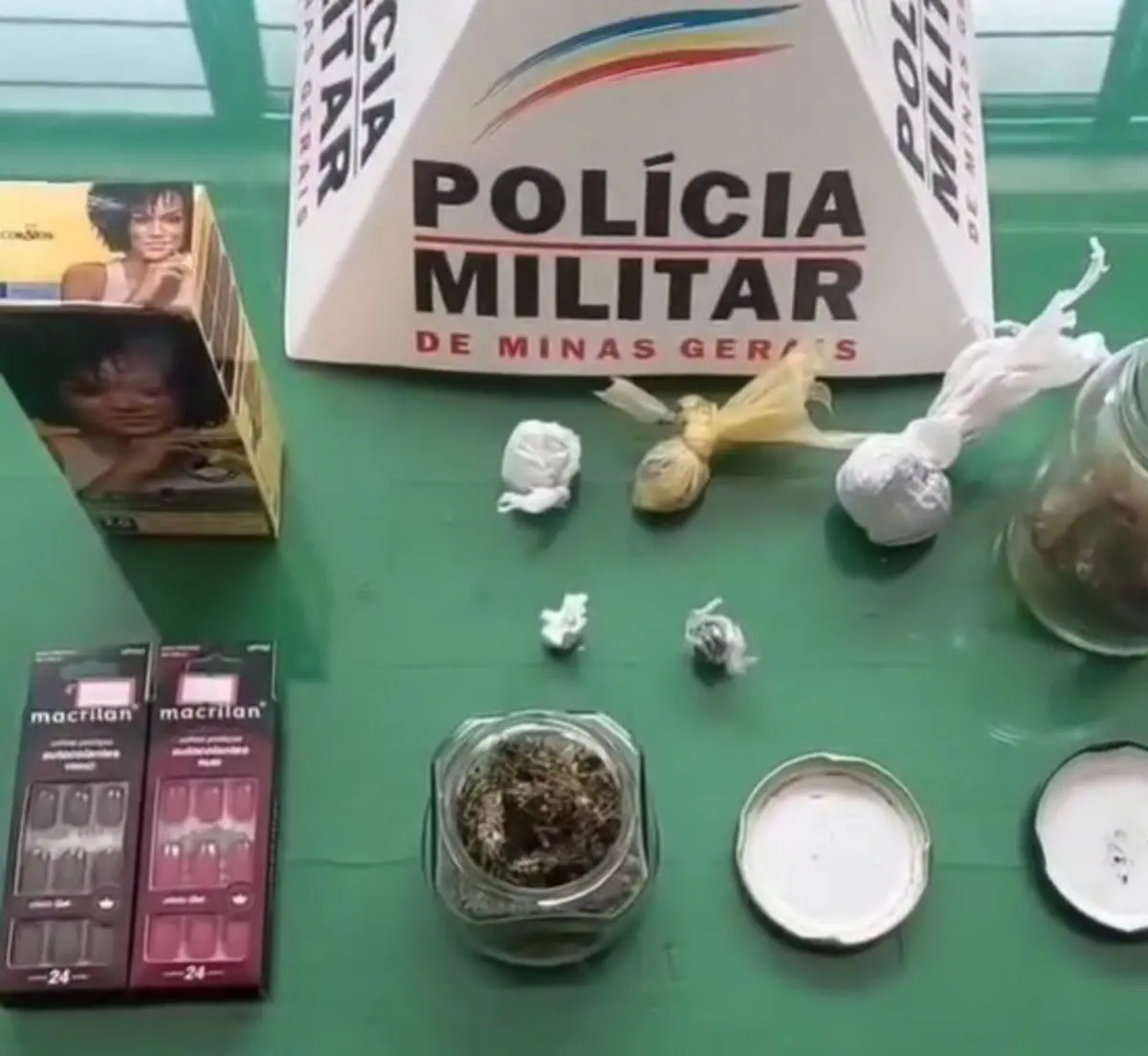 MG | Mulher é presa após ser flagrada furtando unhas postiças e tinta de cabelo