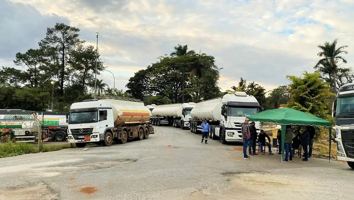 Greve de transportadores de combustíveis ameaça abastecimento em Minas Gerais