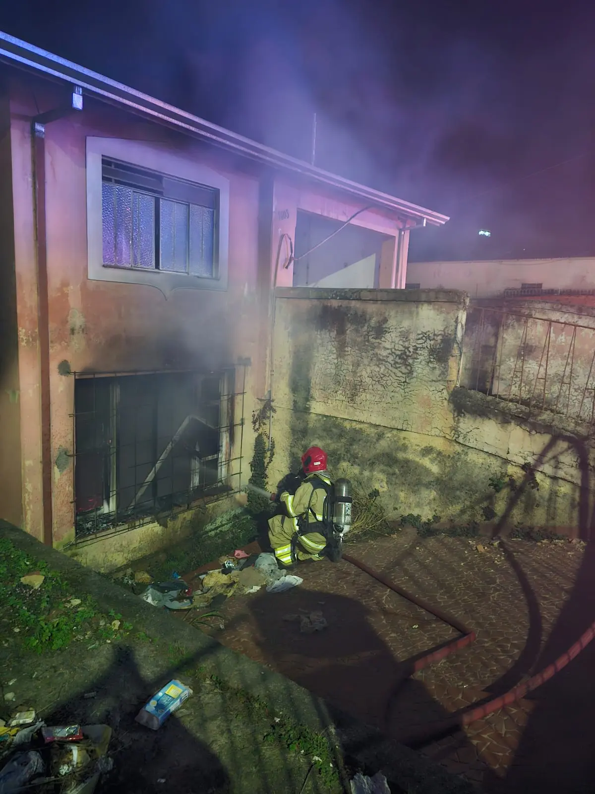 Casa é incendiada por usuários de drogas na zona leste