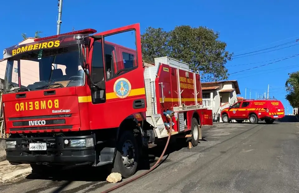Bombeiros controlam incêndio em residência na cidade de Andradas