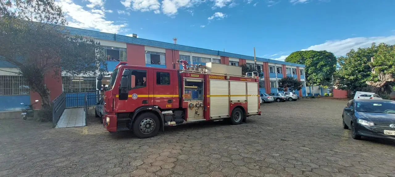 MG | Bombeiros controlam princípio de incêndio em escola