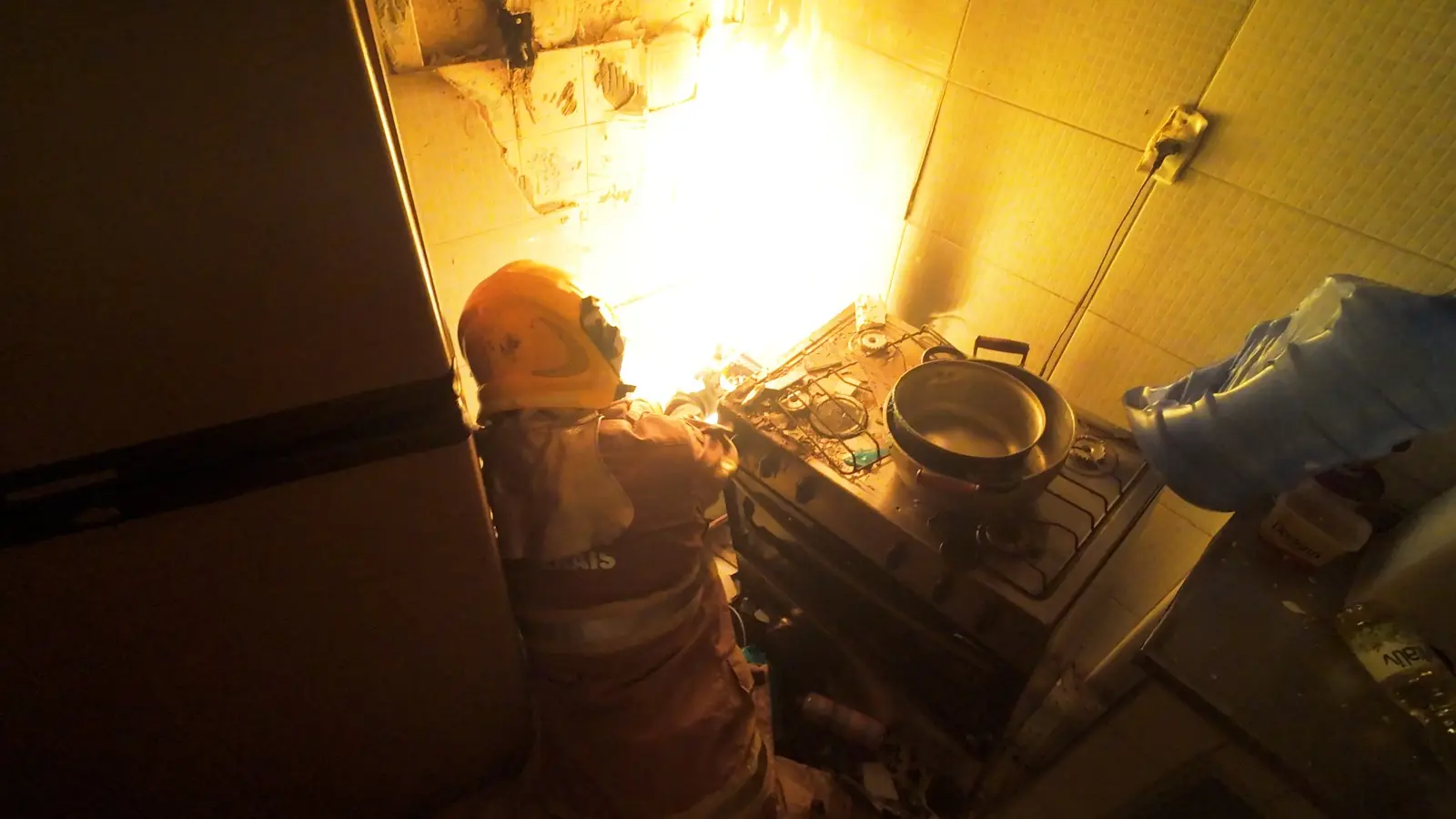 Bombeiros combatem princípio de incêndio em cozinha na área central