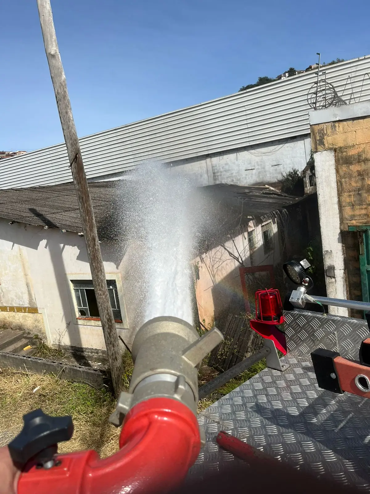 Incêndio atinge casas abandonadas na zona leste