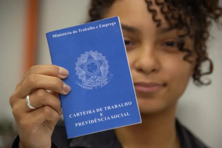Jovens com ensino médio puxam saldo positivo de empregos em Poços
