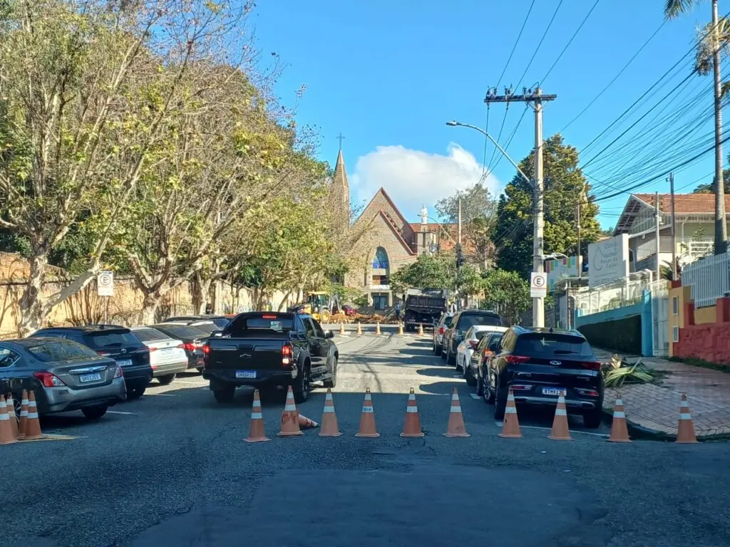 DMAE realiza obra de emergência na rua Paraíba; trânsito interditado
