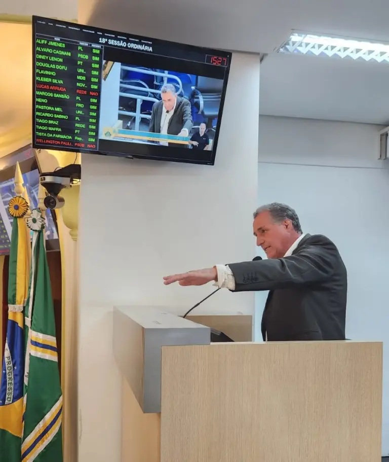 Suplente assume vaga e toma posse durante sessão da Câmara de Poços