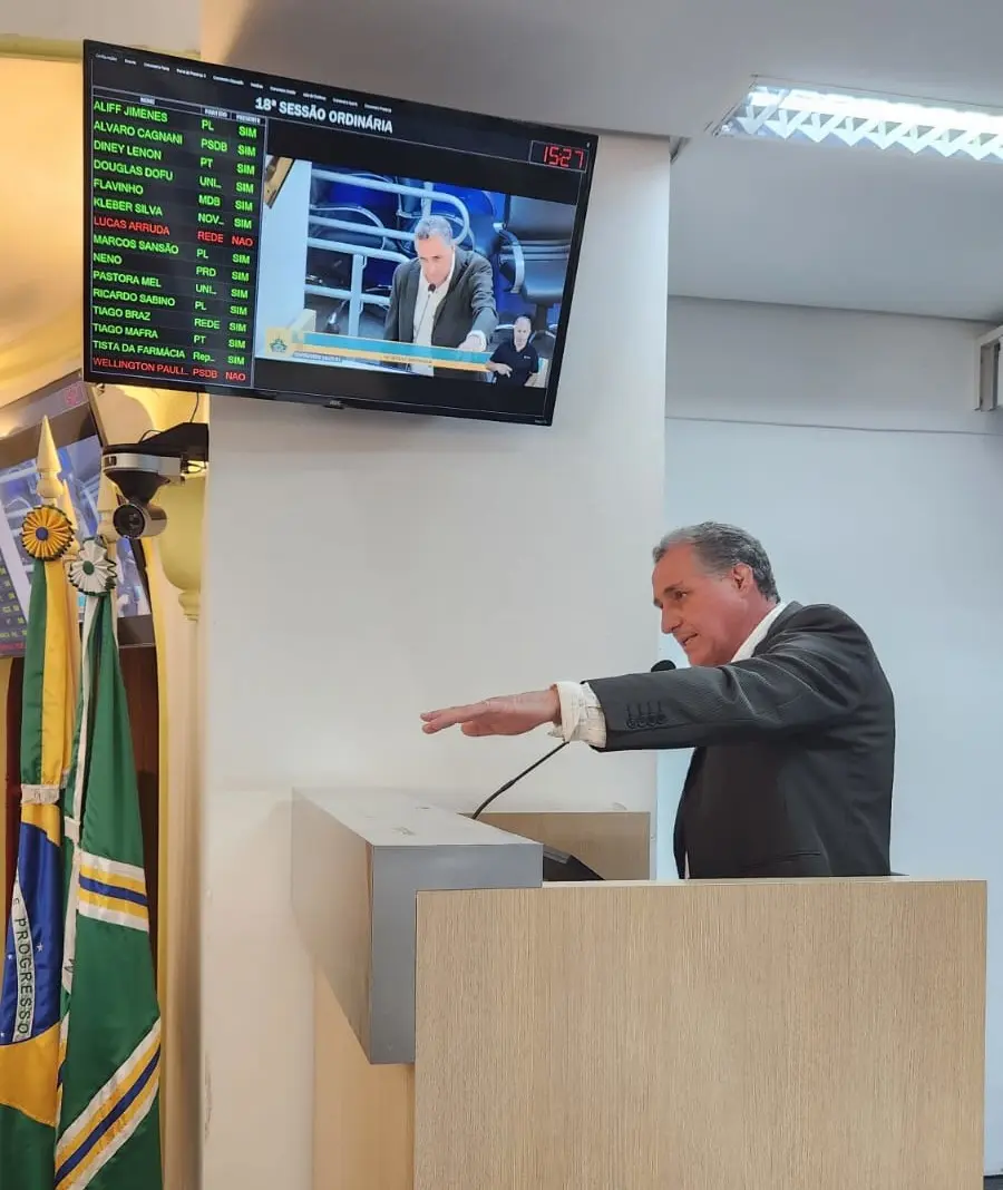 Suplente assume vaga e toma posse durante sessão da Câmara de Poços