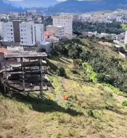 Adolescente é resgatado após cair de construção abandonada