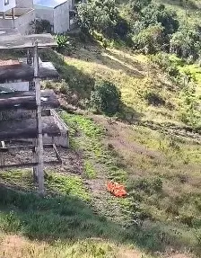 Adolescente é resgatado após cair de construção abandonada