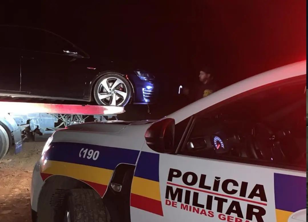 Carro roubado e abandonado na zona leste é recuperado pela PM