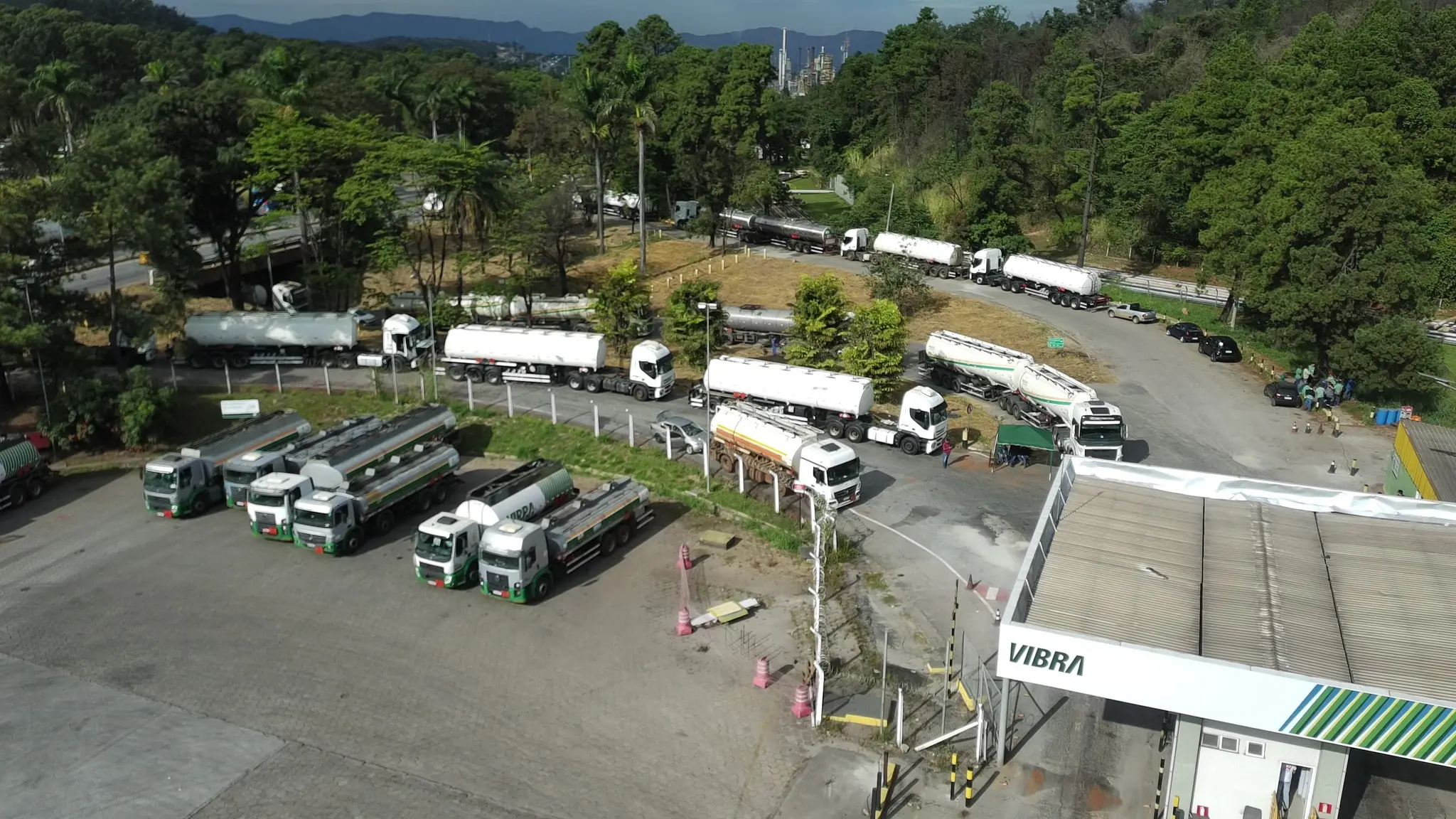 Transportadores de combustíveis em Minas suspendem greve após acordo 