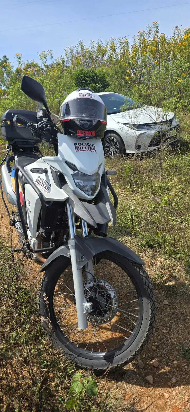PM recupera dois carros roubados durante operação na zona sul de Poços