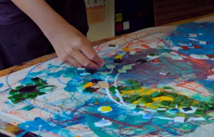 Oficina de férias oferece imersão artística com pintura, colagem e mosaico