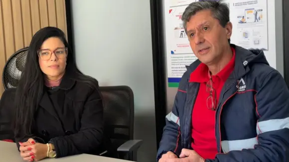 Caroline Marci, do relacionamento com comunidades e comunicação, e Éder Santos, diretor de sustentabilidade do Projeto Caldeira