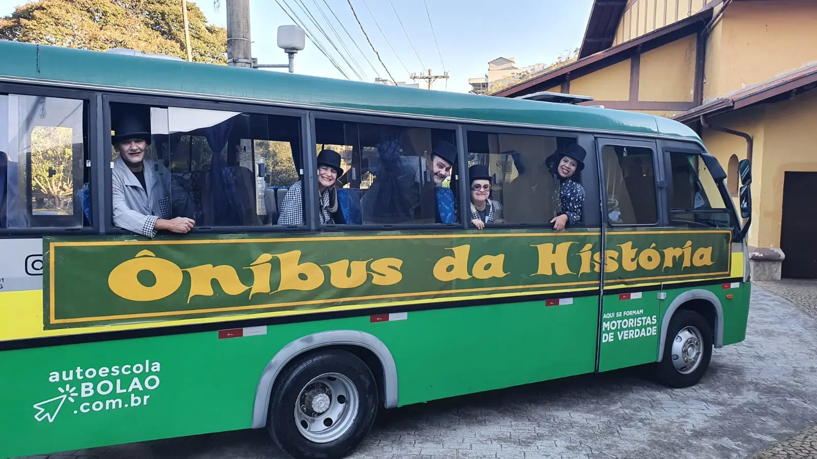 Passeio gratuito no "Ônibus da História" tem dois horários neste sábado