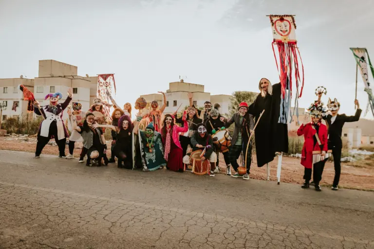 Cortejo de Máscaras leva cultura e diversão para a zona leste de Poços