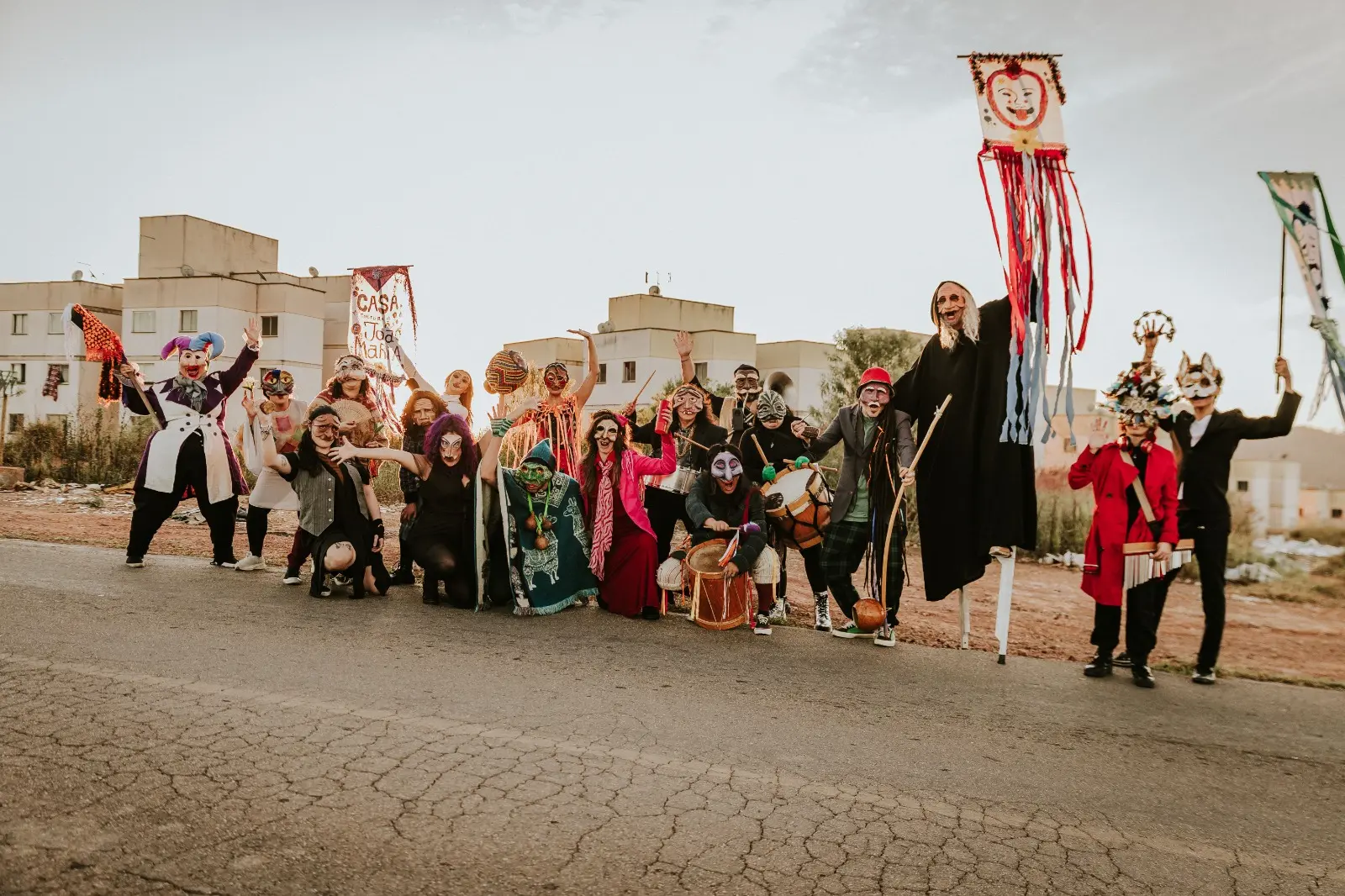 Cortejo de Máscaras leva cultura e diversão para a zona leste de Poços