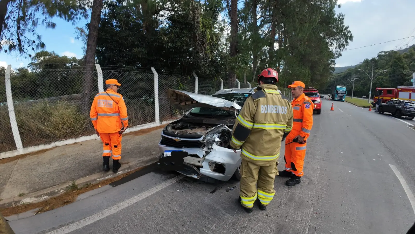 Acidente entre dois veículos mobiliza bombeiros, PM e Samu em Poços