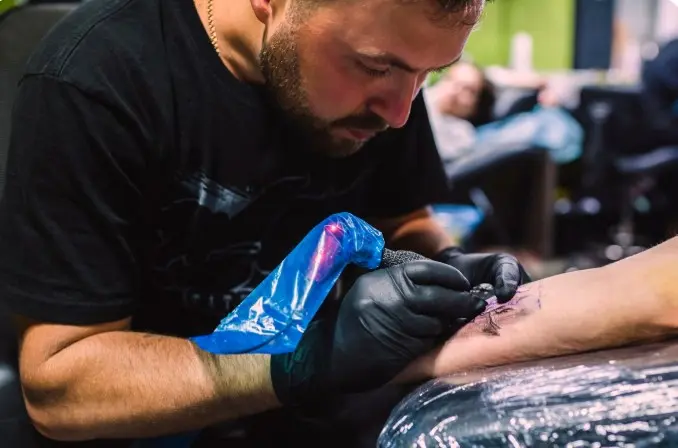 CFM proíbe anestesia para a realização de tatuagens