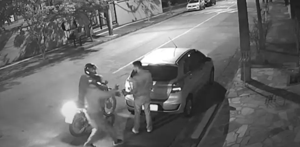 Câmeras registram assalto na zona oeste de Poços de Caldas