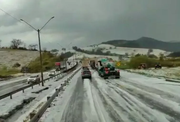 Tempestade de granizo surpreende sul de Minas e cobre cidades com gelo