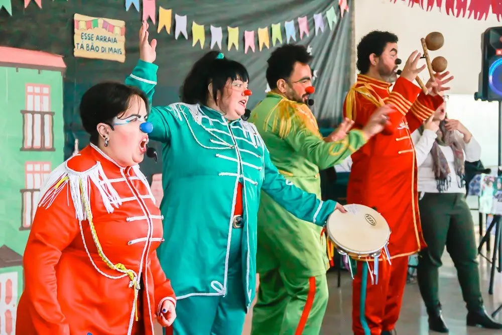 Chega Mais! Banda de palhaços percorre Apaes do sul de Minas