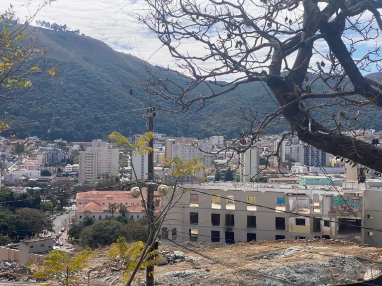 Defesa Civil paralisa desmonte de rocha em obra no antigo Complexo Santa Cruz