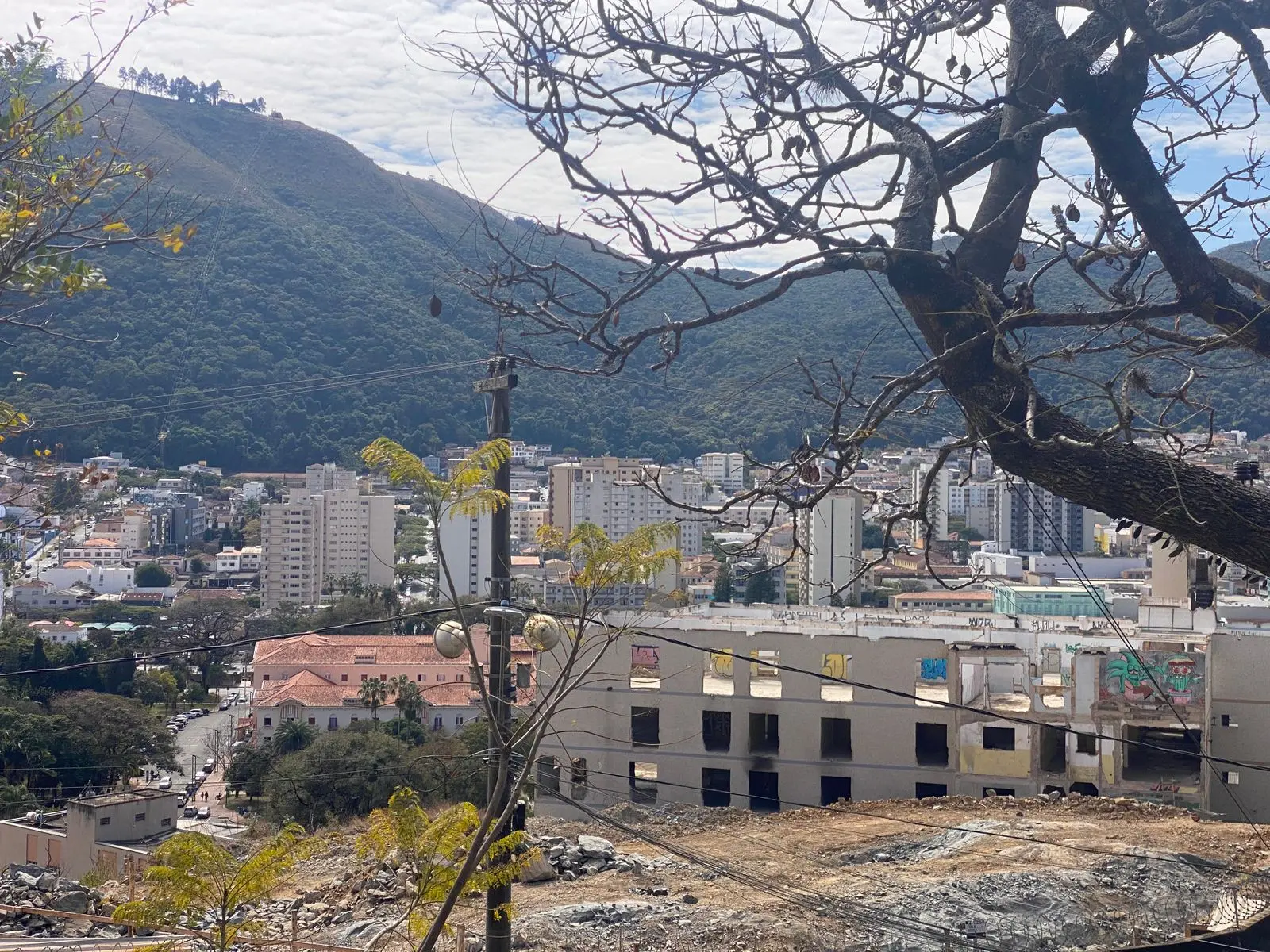 Defesa Civil paralisa desmonte de rocha em obra no antigo Complexo Santa Cruz