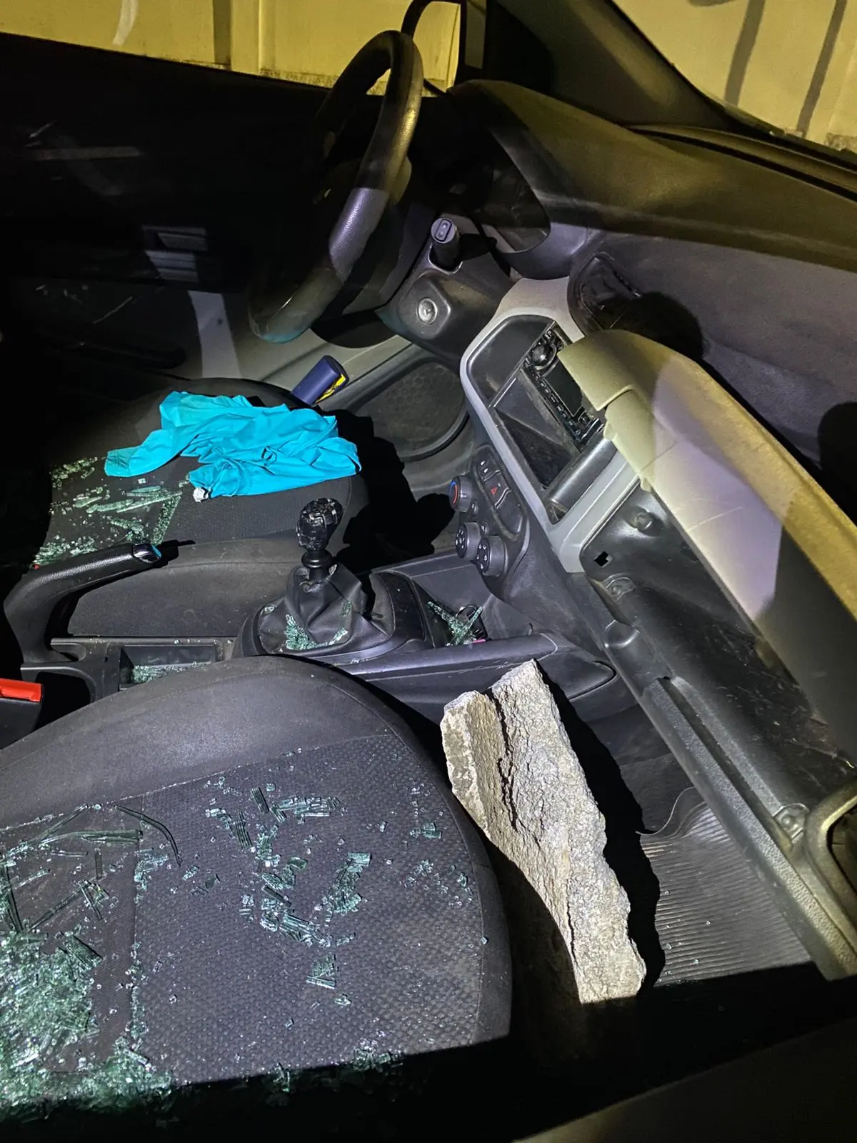 Homem arrebenta vidro com concreto para furtar blusa de frio em Andradas