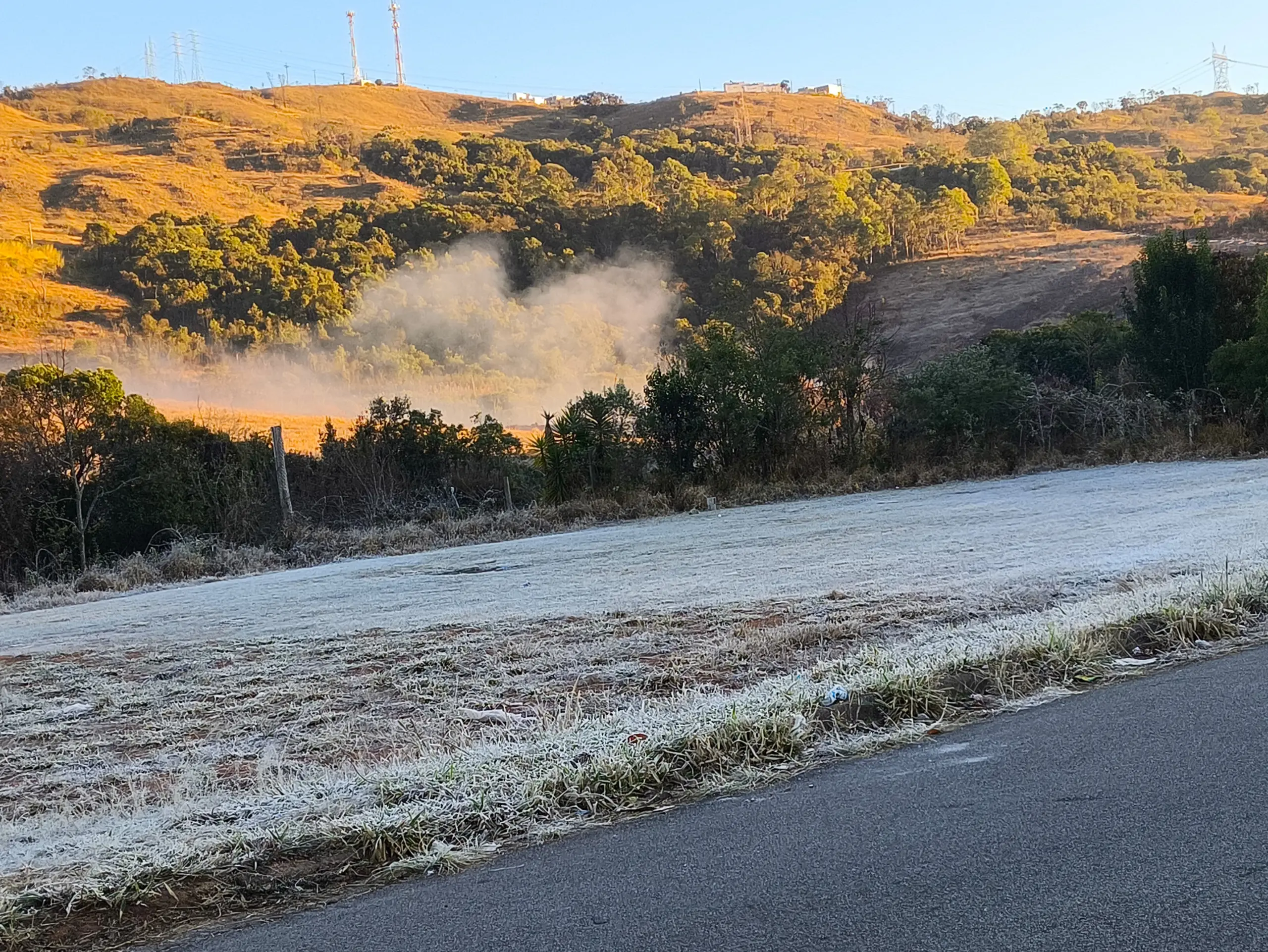 Frio intenso provoca geada em bairros da zona sul de Poços