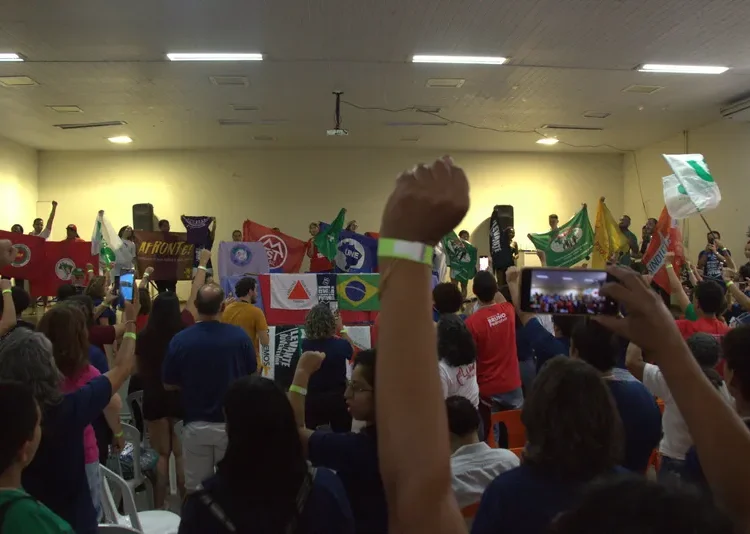 Plebiscito Popular propõe fim da escala 6×1 e taxação dos super-ricos; votação vai até setembro