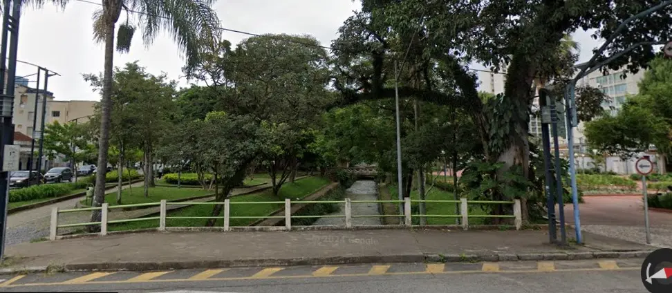 Pessoas em situação de rua ocupam ponte da praça dos macacos; prefeitura avalia fechamento da estrutura