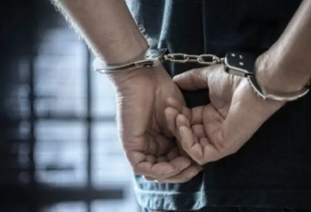 Andradas | Homem invade restaurante, assusta vizinhança na fuga e é preso ao cair de um telhado