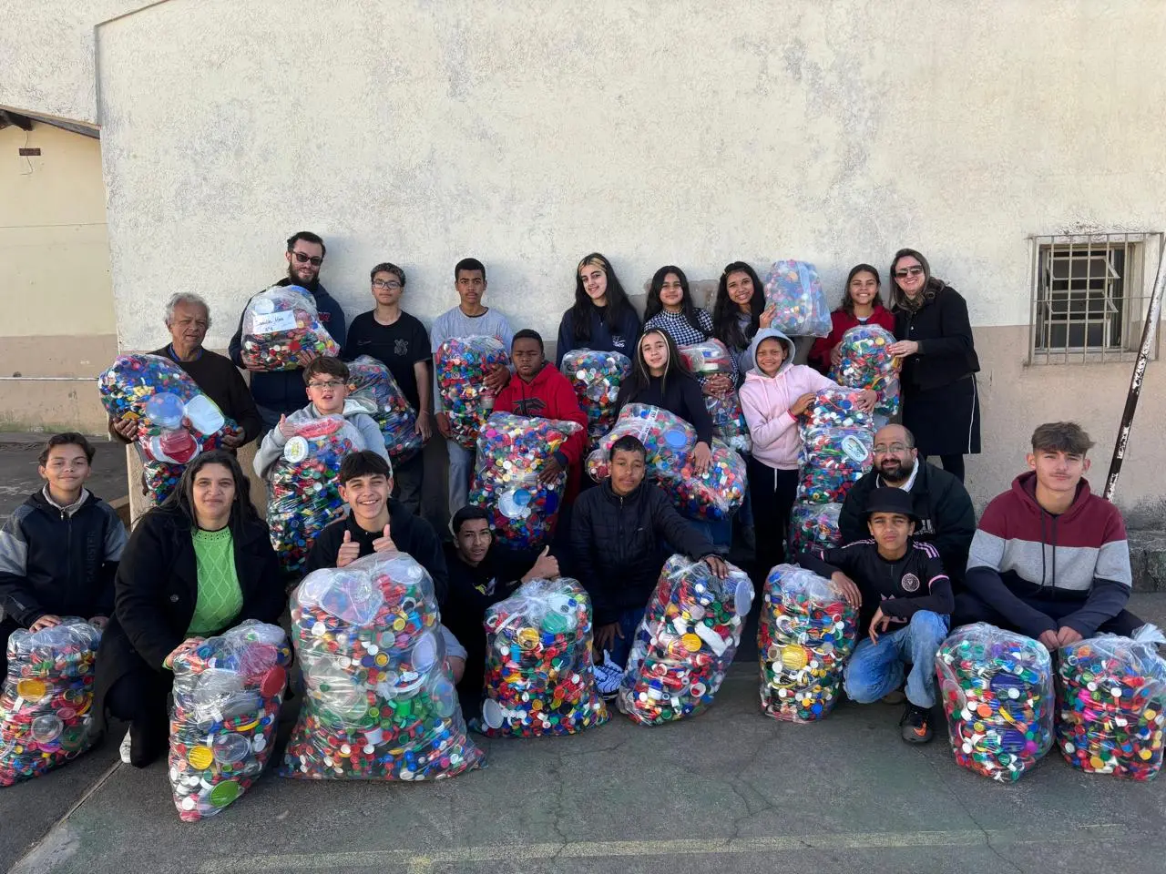 Projeto "Ecotampinhas" da escola José Castro de Araújo beneficia o meio ambiente e a causa animal