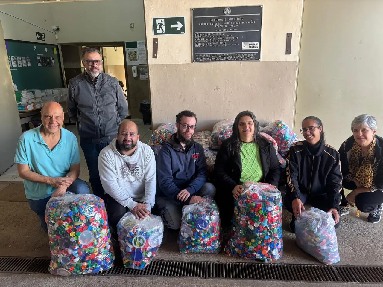 Projeto "Ecotampinhas" da escola José Castro de Araújo beneficia o meio ambiente e a causa animal