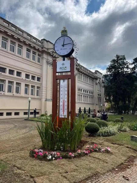 Relógio com termômetro é instalado ao lado da Thermas Antônio Carlos
