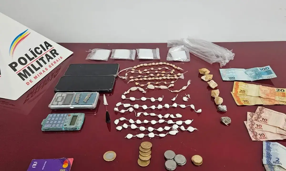 Trio é preso por tráfico de drogas em Botelhos; drogas estavam escondidas no quintal