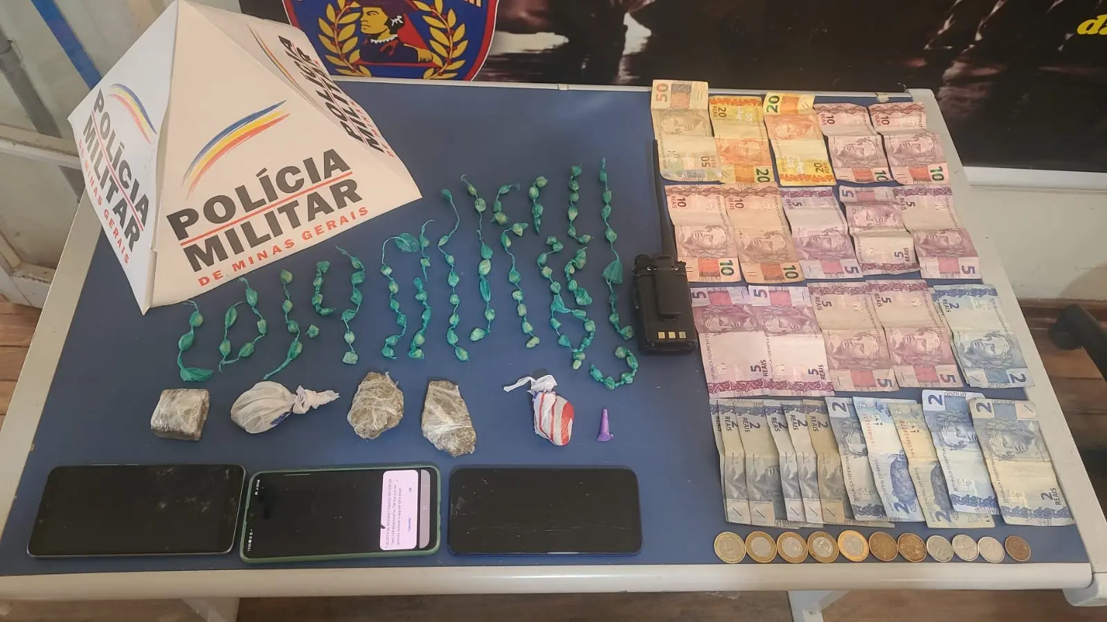 PM apreende drogas e prende dois menores em operação na zona leste
