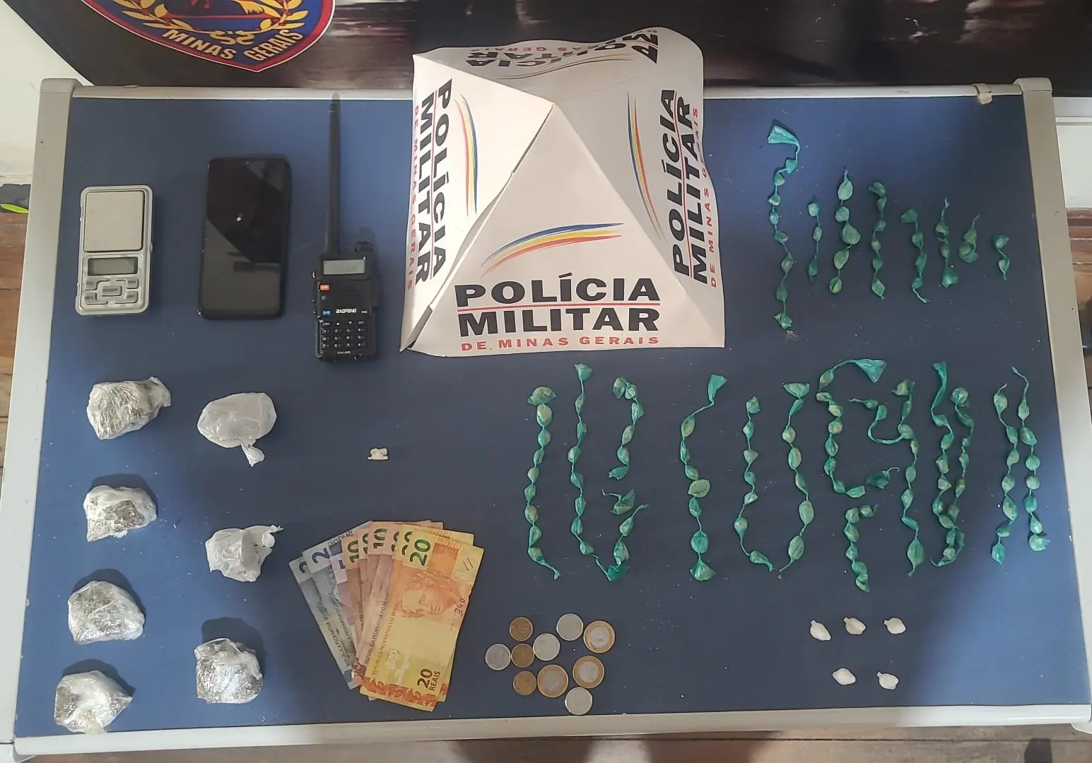 PM apreende drogas e dois menores na zona leste