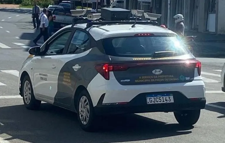 Fiscalização da zona azul em Poços gera 64 mil avisos em pouco mais de um ano
