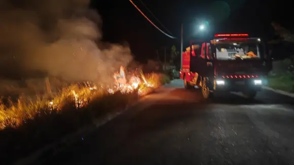 Bombeiros combatem incêndio em Andradas