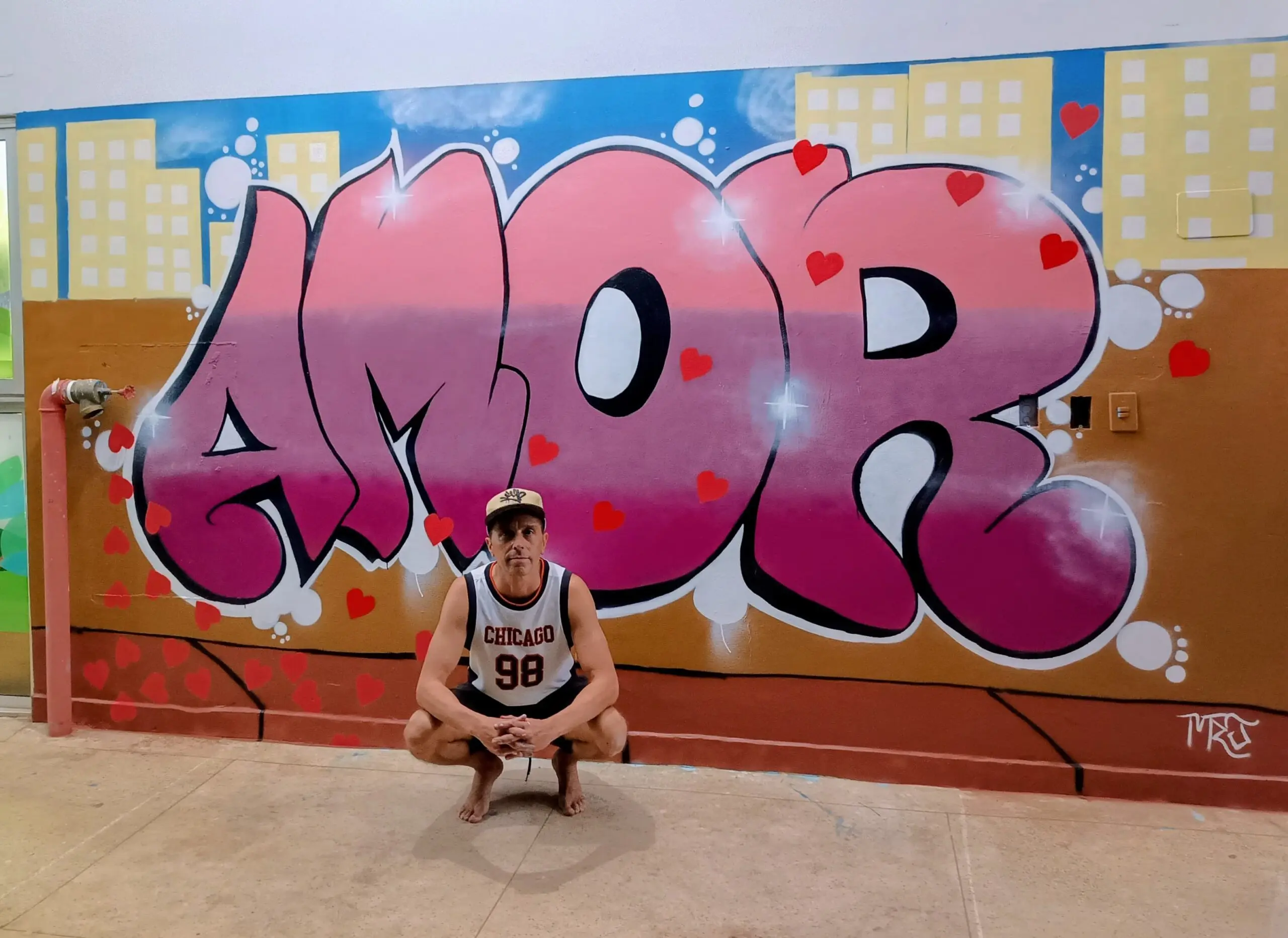 CEU da zona leste ganha novo mural de graffiti