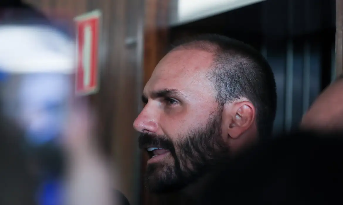 Motta envia pedido para cassar Eduardo Bolsonaro ao Conselho de Ética