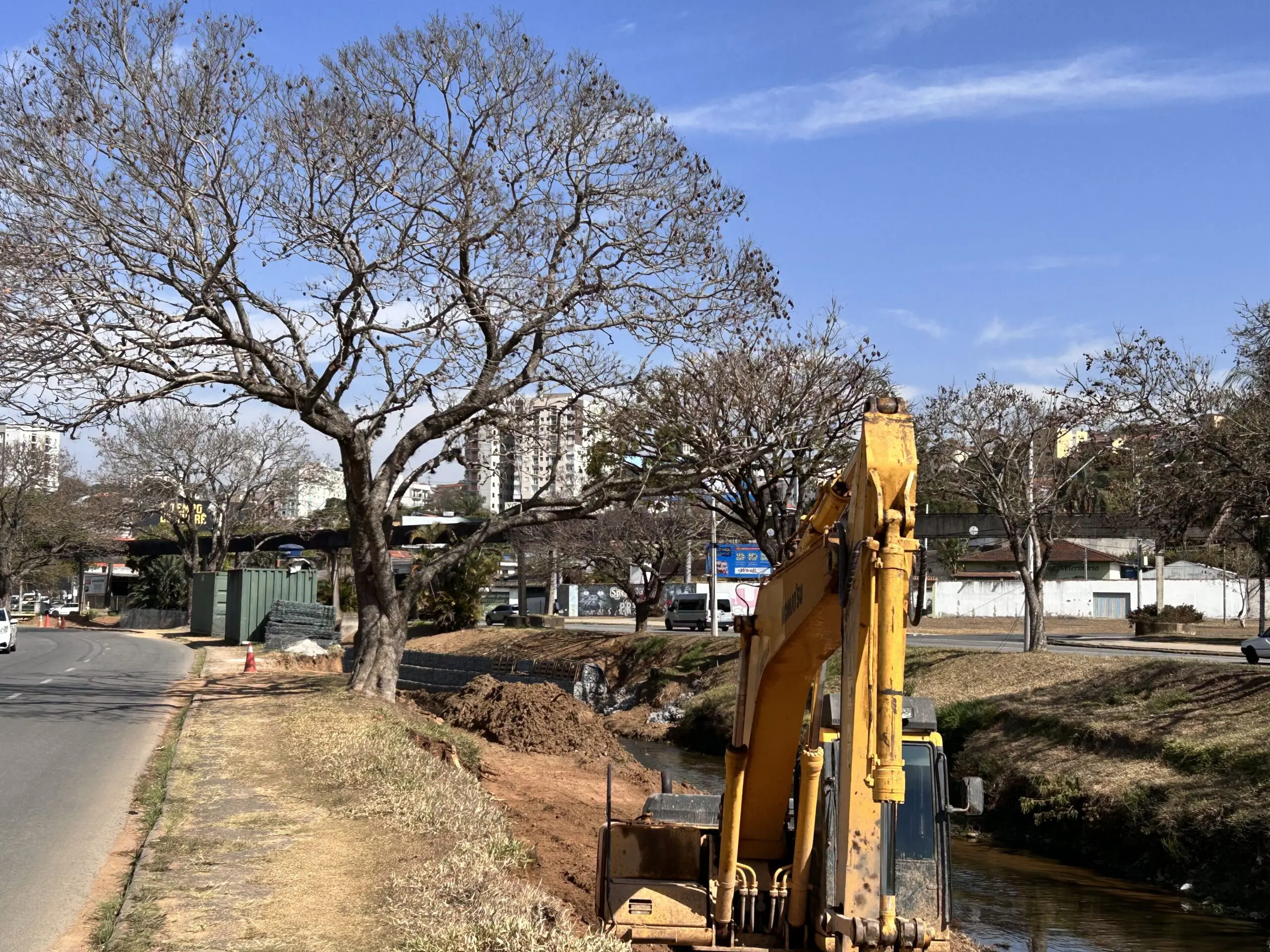 Gabiões são instalados em último trecho da avenida João Pinheiro